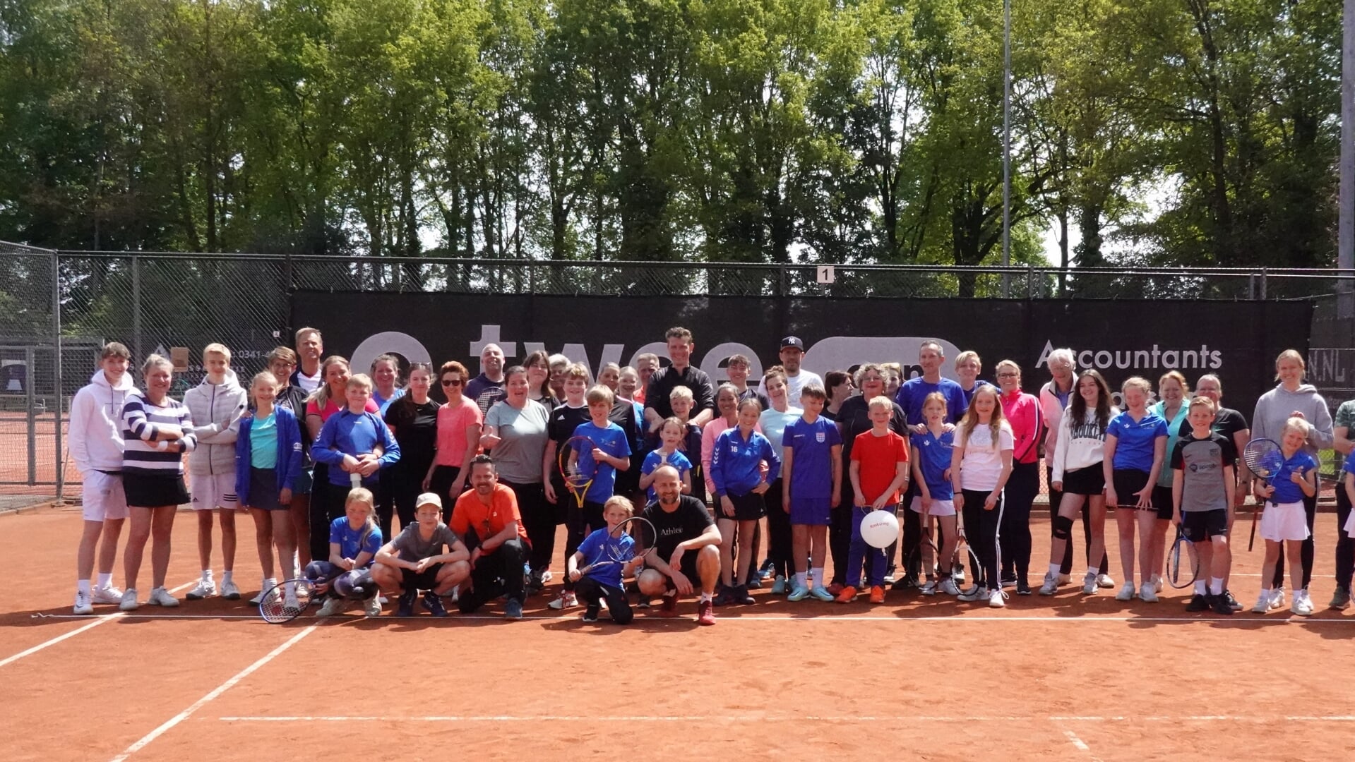 Een groepsfoto van het gezelschap bij Tennis & Padel Club De Vale Ouwe.