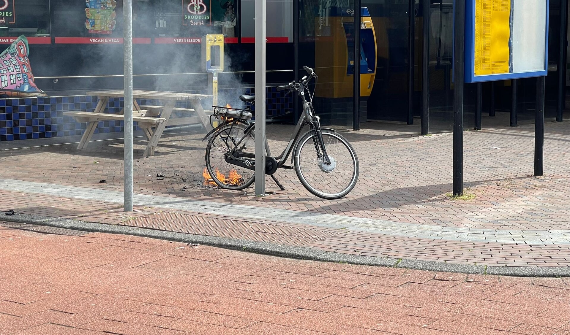 Huiskamer Aardbei Inefficiënt Elektrische fiets vliegt spontaan in brand - HCnieuws | Nieuws uit de regio  Hoofddorp