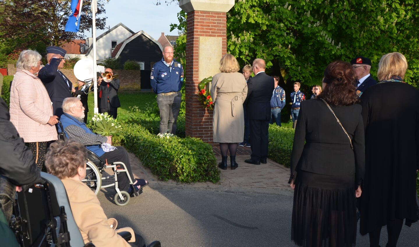 Stilstaan bij het monument aan de Singel