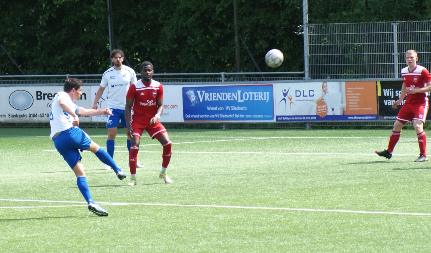 Captain Coen v.d. Waal (l) neemt DUNO-doel onder vuur.