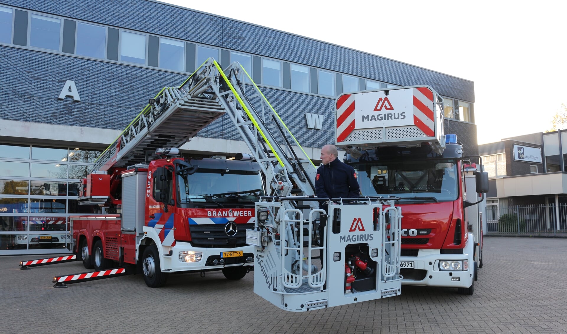 Door een handige knik in de ladder kan de brandweer met de nieuwe ladderwagen veel dichter bij een brandhaard komen. Rechts de Duitse huurauto die dienst blijft doen totdat iedereen op de nieuwe ingewerkt is.  