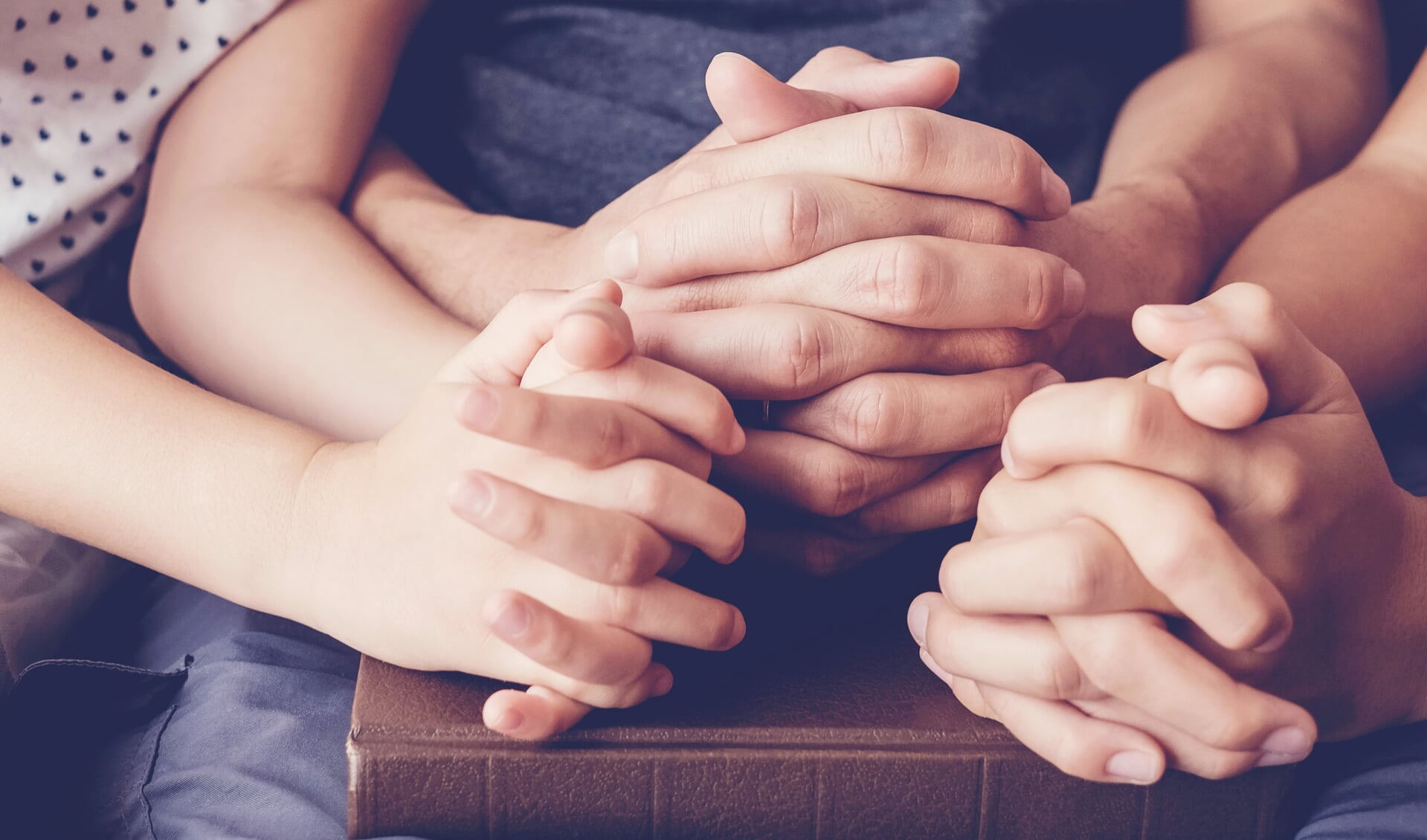 Samen bidden. Foto Shutterstock ter illustratie.
