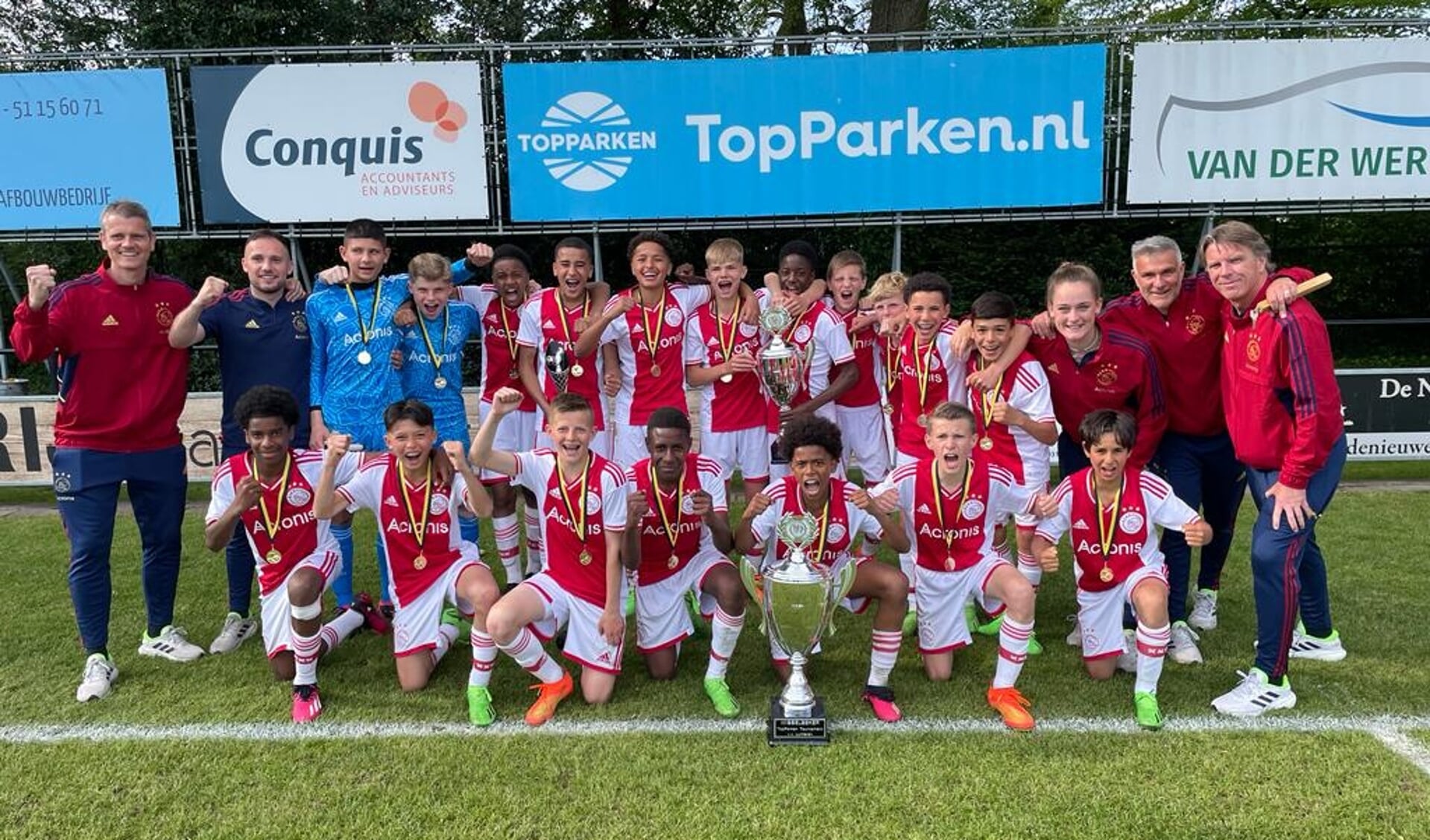 Het team van Ajax met de hoofdprijs in Lunteren