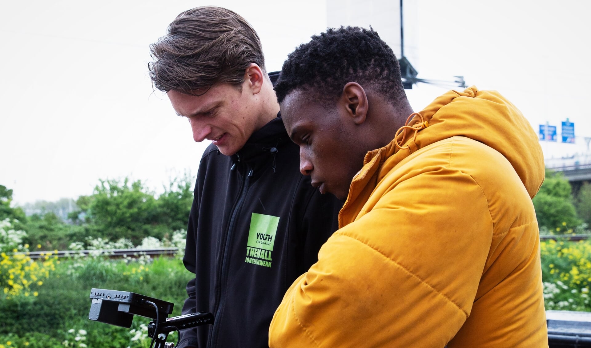 Jongerenwerker en videograaf Casper van Sligtenhorst en Jack Bunga tijdens de opnames van de videoclip ‘Ik hou het 100’.