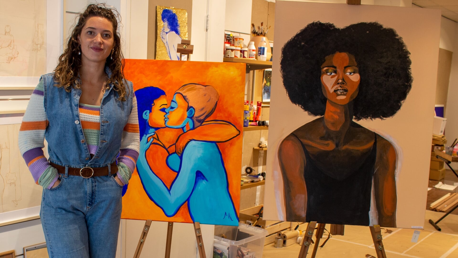 Beeldend kunstenaar Marleen Kop in haar schildersatelier Art Studio Marlene. 