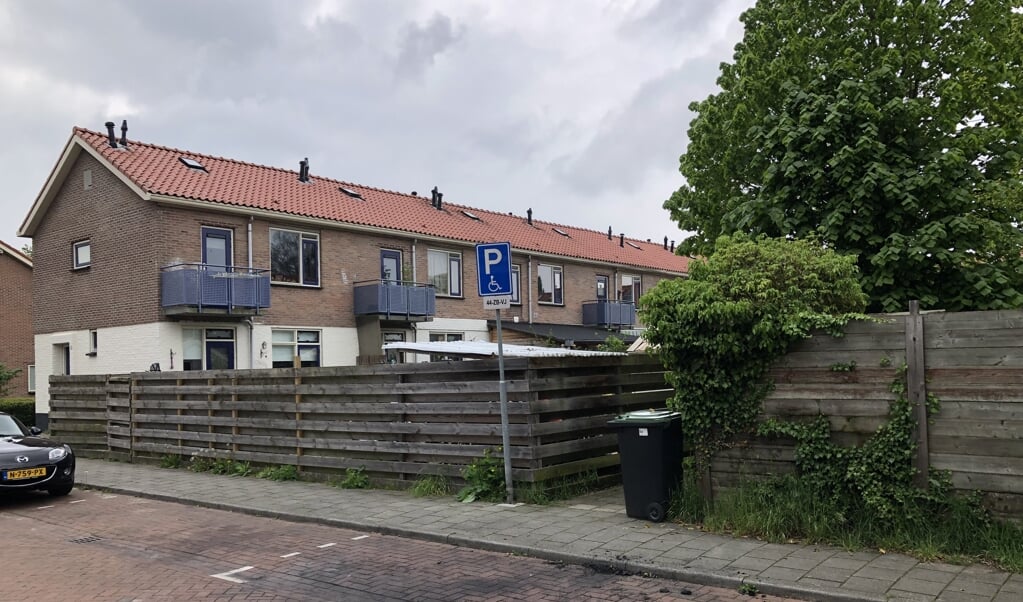 De uitgebrande auto is afgesleept, er ligt alleen nog wat as op de invalidenparkeerplek.