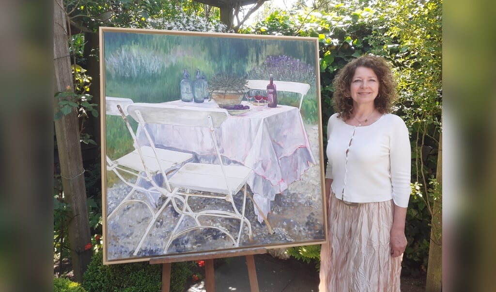 Janny van den Broek bij haar schilderij 'Een zomermiddag'