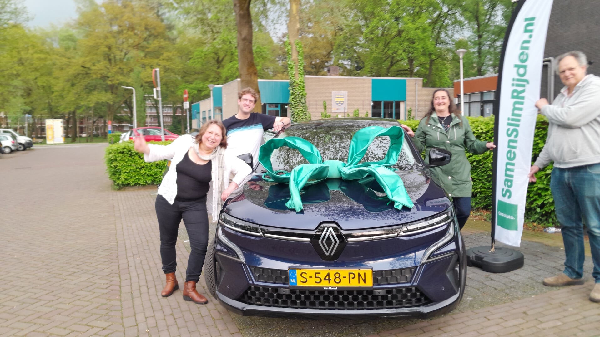Irma Corten, Niek van Rabenswaaij, Sandra Babukhan en Christ-Jan van Rooij voor hun elektrsiche auto, een Renault Mégane (vlnr).