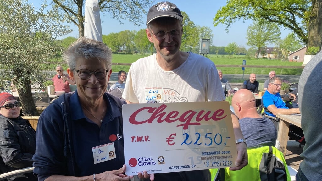 Ellen van Scheepen en Eilert Lubbers met de cheque voor de Cliniclowns.