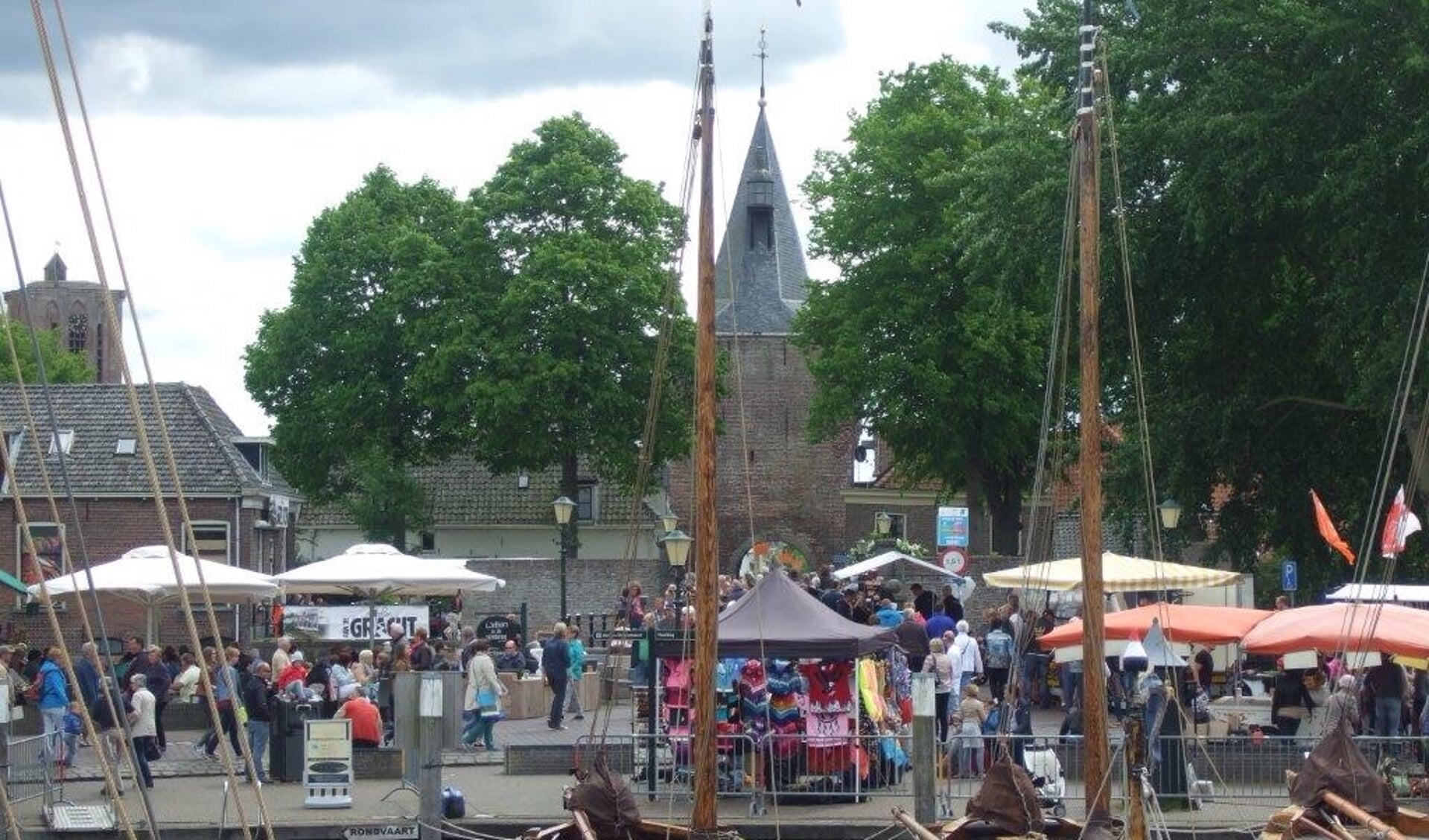 Gezellige drukte op de Pinkstermarkt. (foto Harry ten Hove)