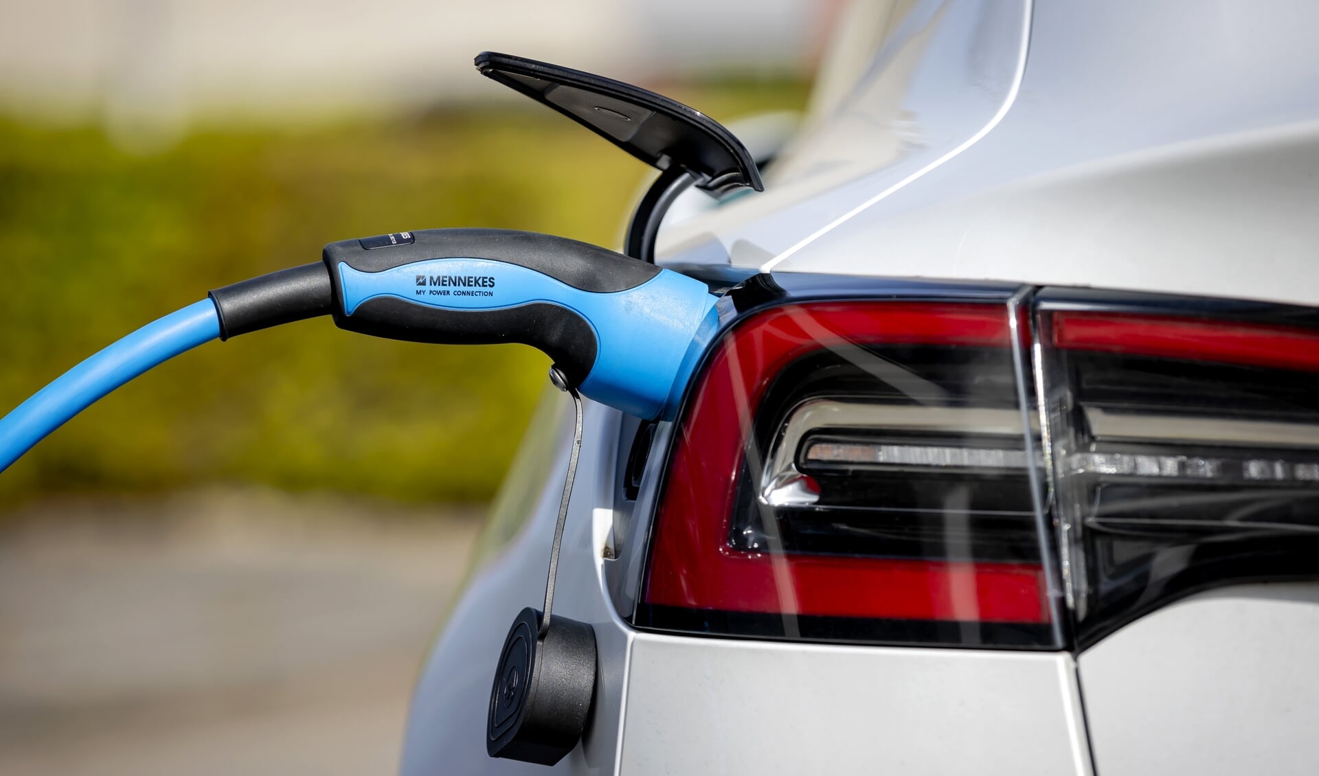 De komende jaren zijn er meer plekken nodig waar elektrische auto's kunnen worden opgeladen.