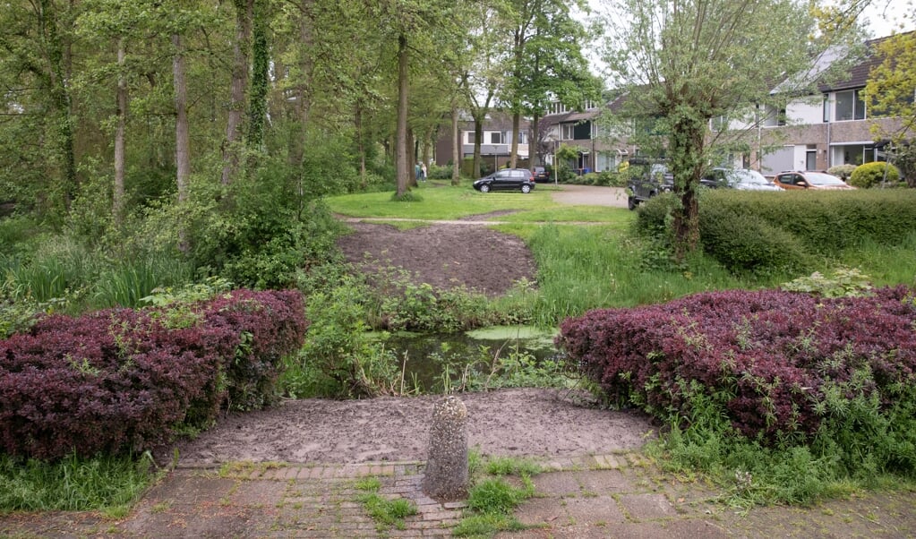 Van het houten bruggetje rest alleen nog een kale plek in het gras langs het water.