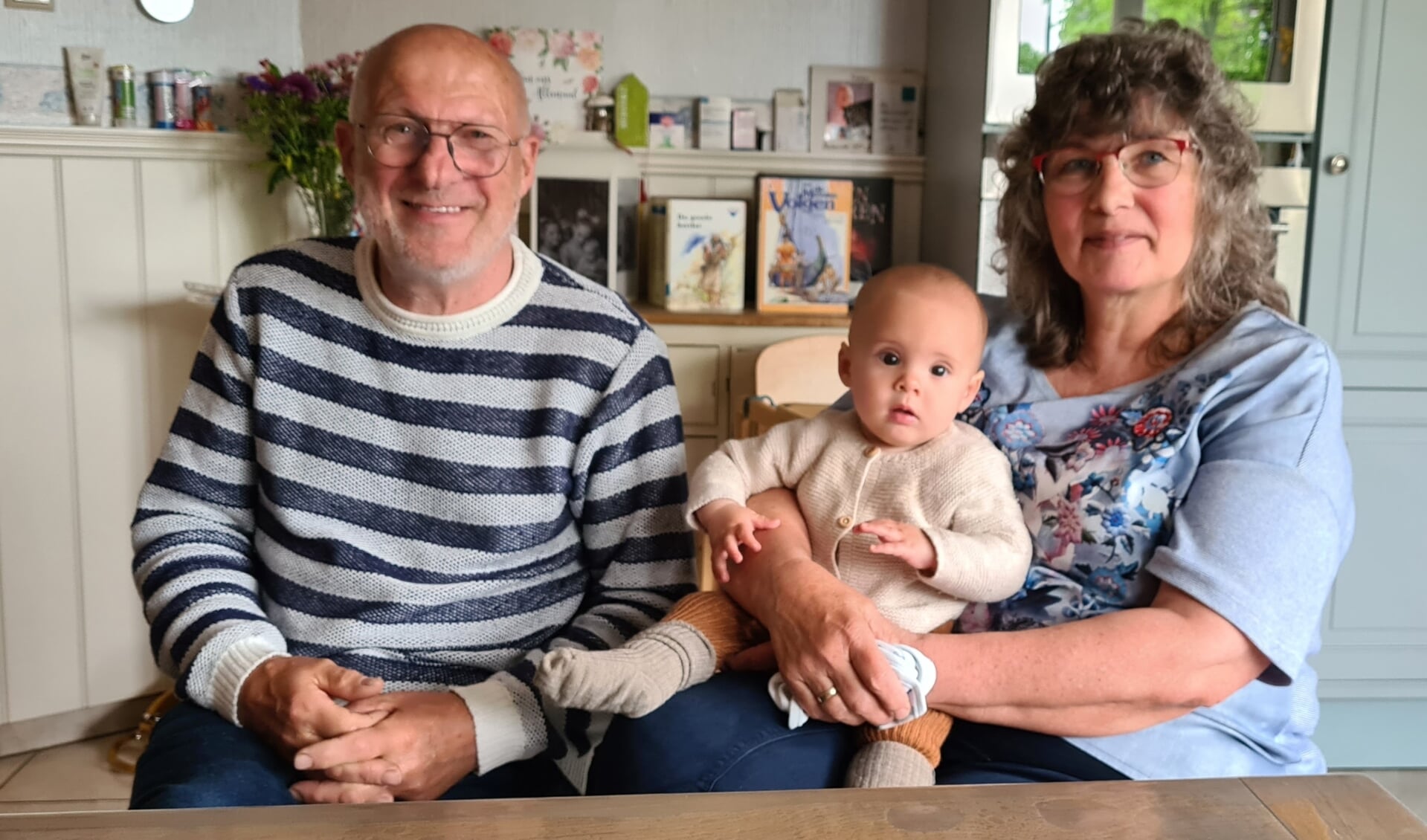 Echtpaar Gert en Lubberta van der Heiden-Bultman met hun kleinkind. 