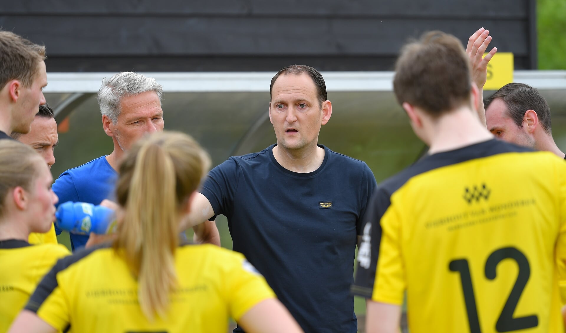 Dalto-coach Jesper Oele instrueert zijn spelers tijdens een time-out in het thuisduel met Nic, afgelopen zaterdag op sportpark De Woerd in Driebergen.