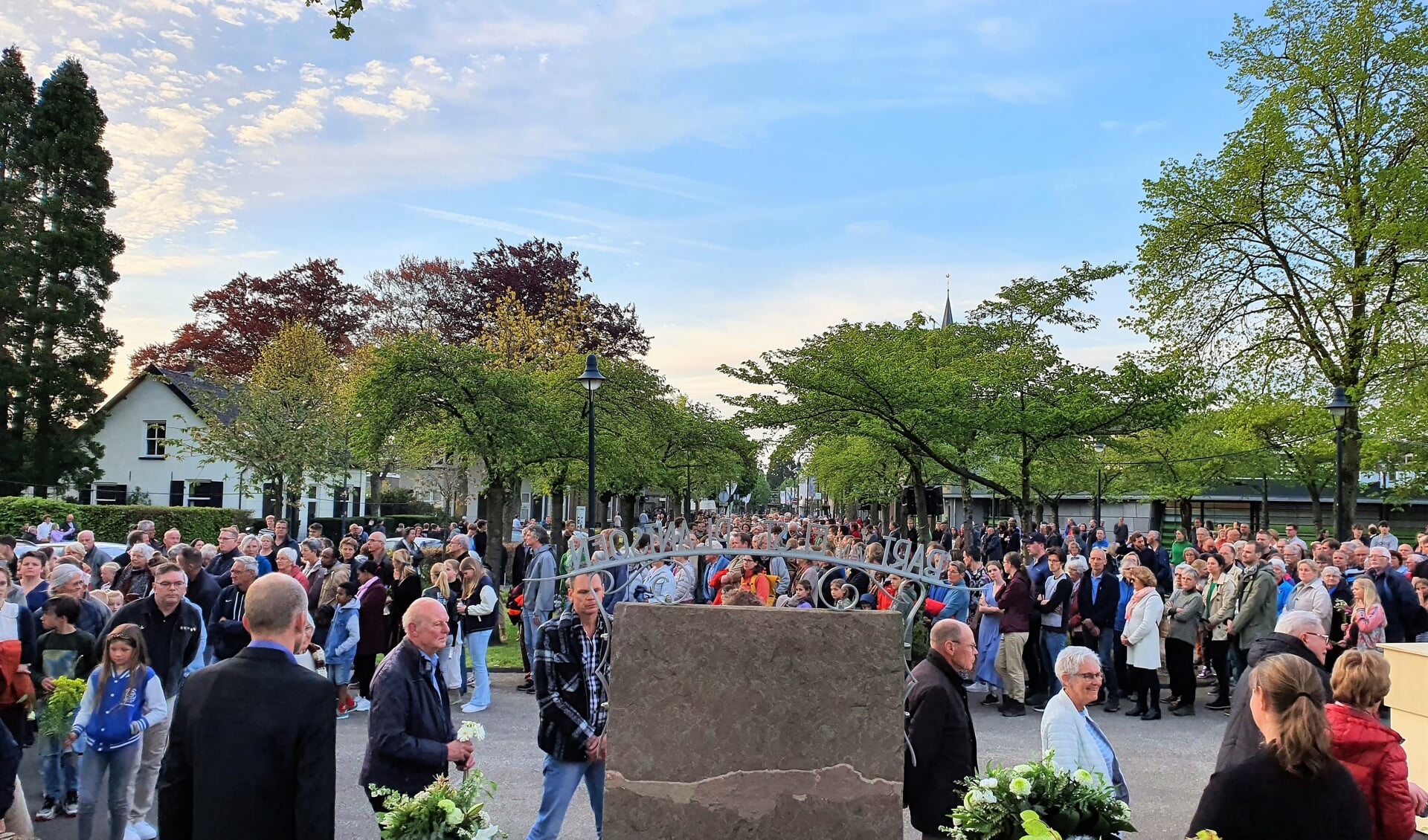 Honderden Bennekommers bezochten de dodenherdenking in het Bart van Elstplantsoen.
