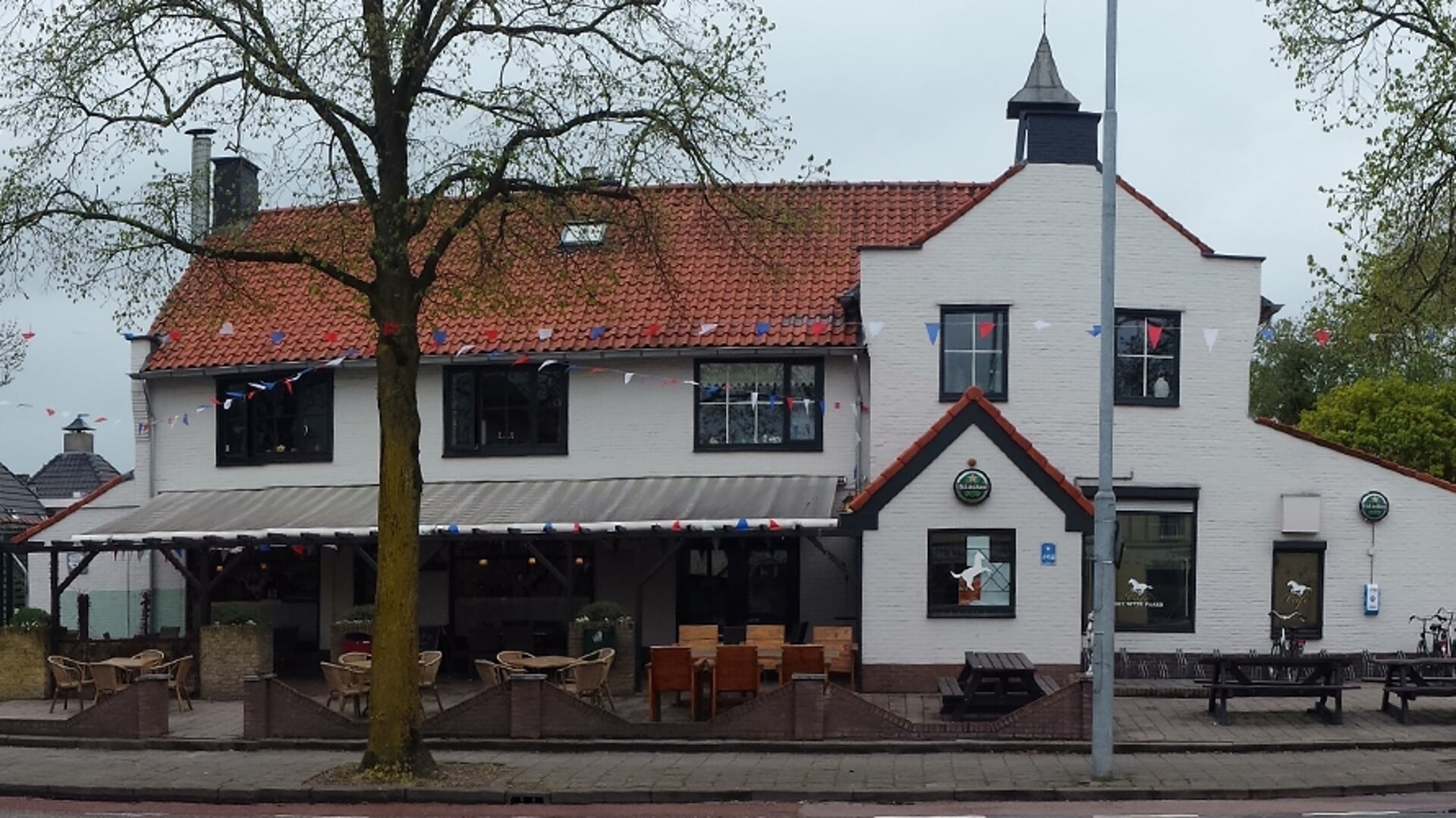 Café en cafetaria Het Witte Paard op de hoek van de Lage Valkseweg en Edeseweg in Wekerom.
