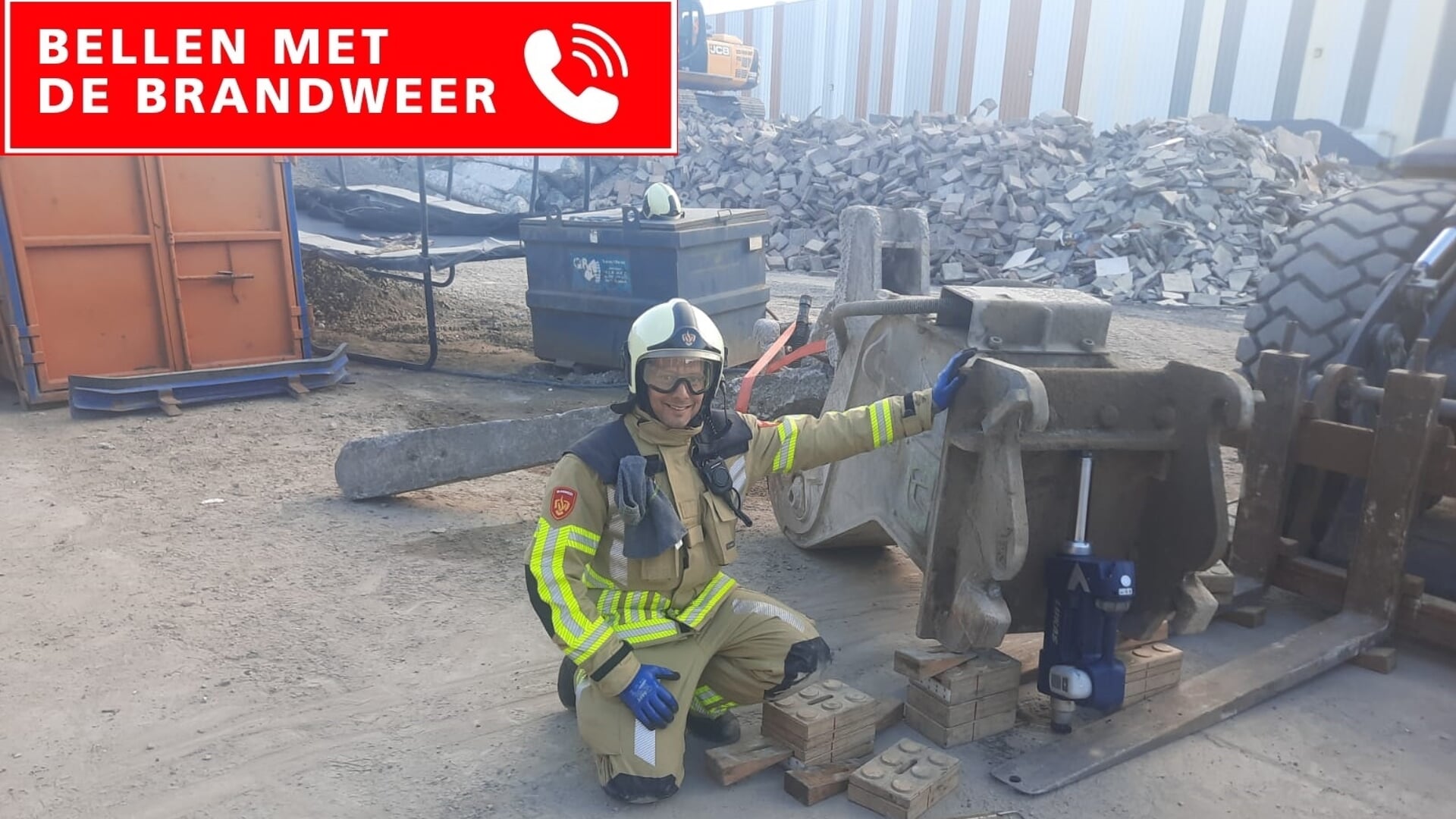 Ronny tijdens zijn opleiding als brandweervrijwilliger: werken met gereedschap dat hij thuis niet heeft liggen