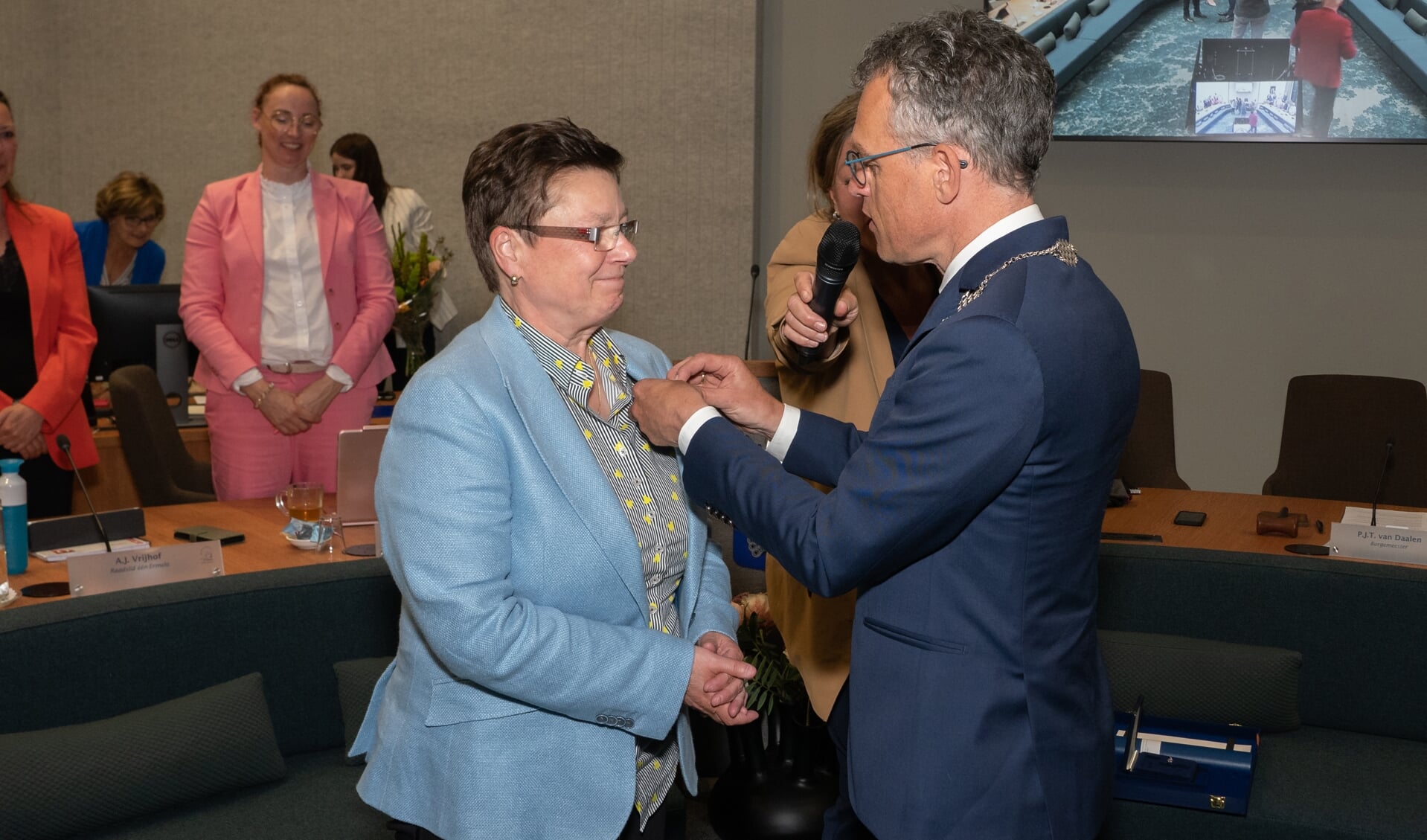 Scheidens raadslid Monique van den Broek van VVD Ermelo ontvangt koninklijke onderscheiding.