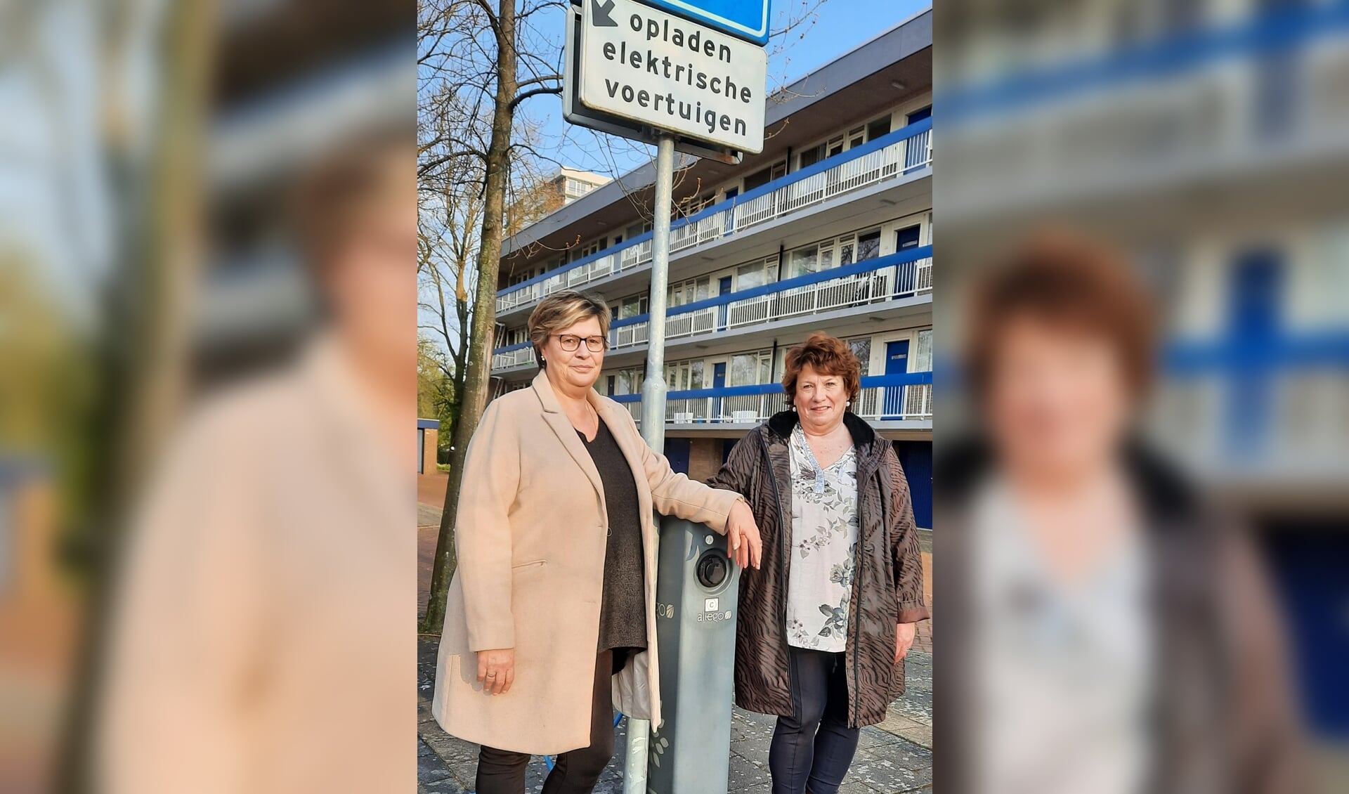 Raadslid Gonnie van Rietschoten en burgerlid Ruscha de Jong van Actief voor Amstelveen bij een laadpaal voor elektrische voertuigen.