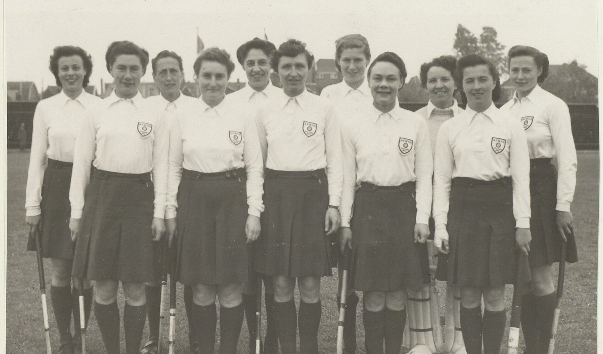 Het elftal van de Engelse dames, dat de Nederlandse damesploeg met 2-1 klopte, in de wedstrijden om het wereldkampioenschap in mei 1948 in Amstelveen.