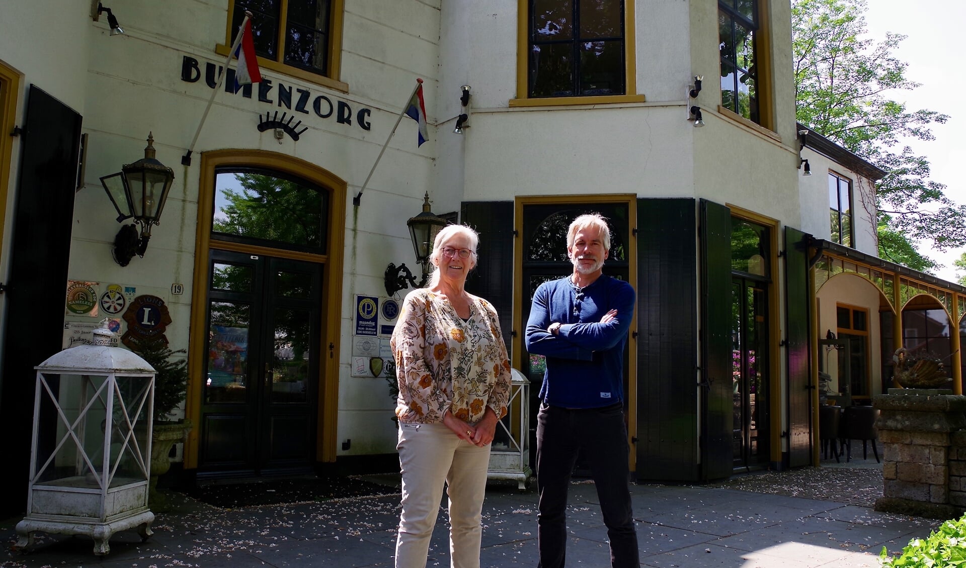 Moeder Yvon en zoon Lodewijk de Kruif voor restaurant Buitenzorg.