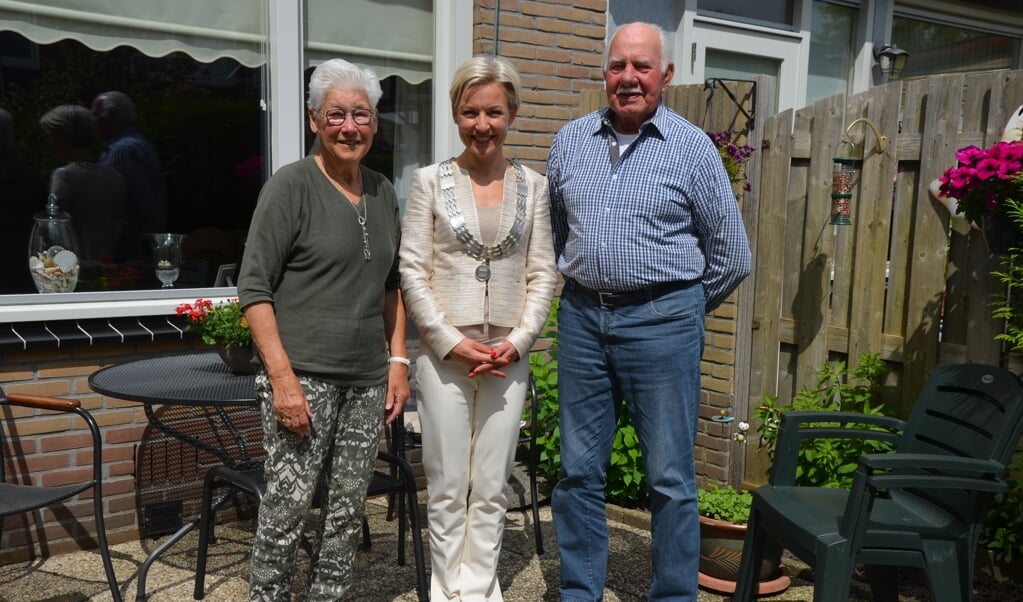 Felicitaties voor Jan en Toos Giebels van burgemeester Iris Meerts