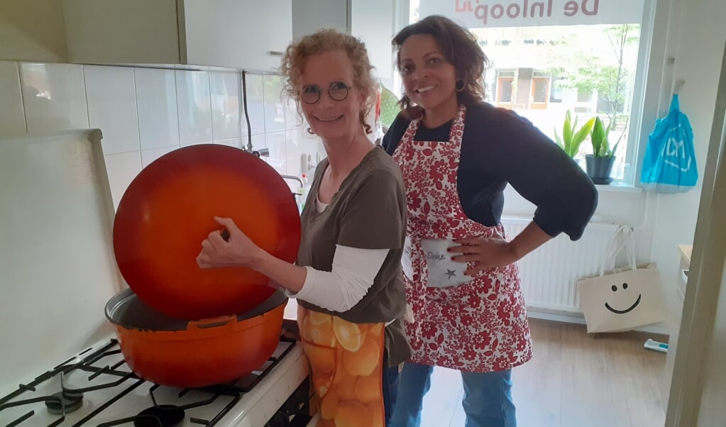 Milly (rechts) bereidt samen met Carlien Hoogendijk een maaltijd.