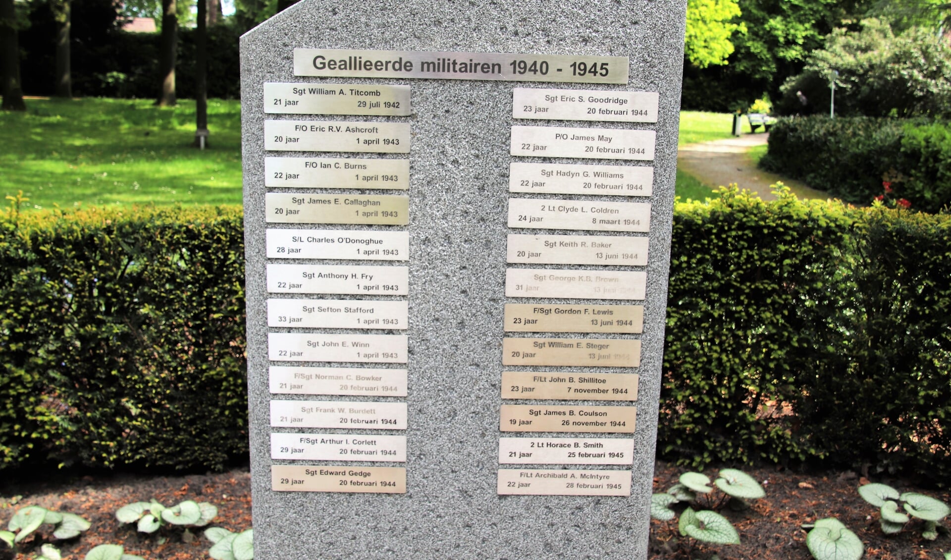 De zuil met de namen van in WOII omgekomen geallieerde militairen. 