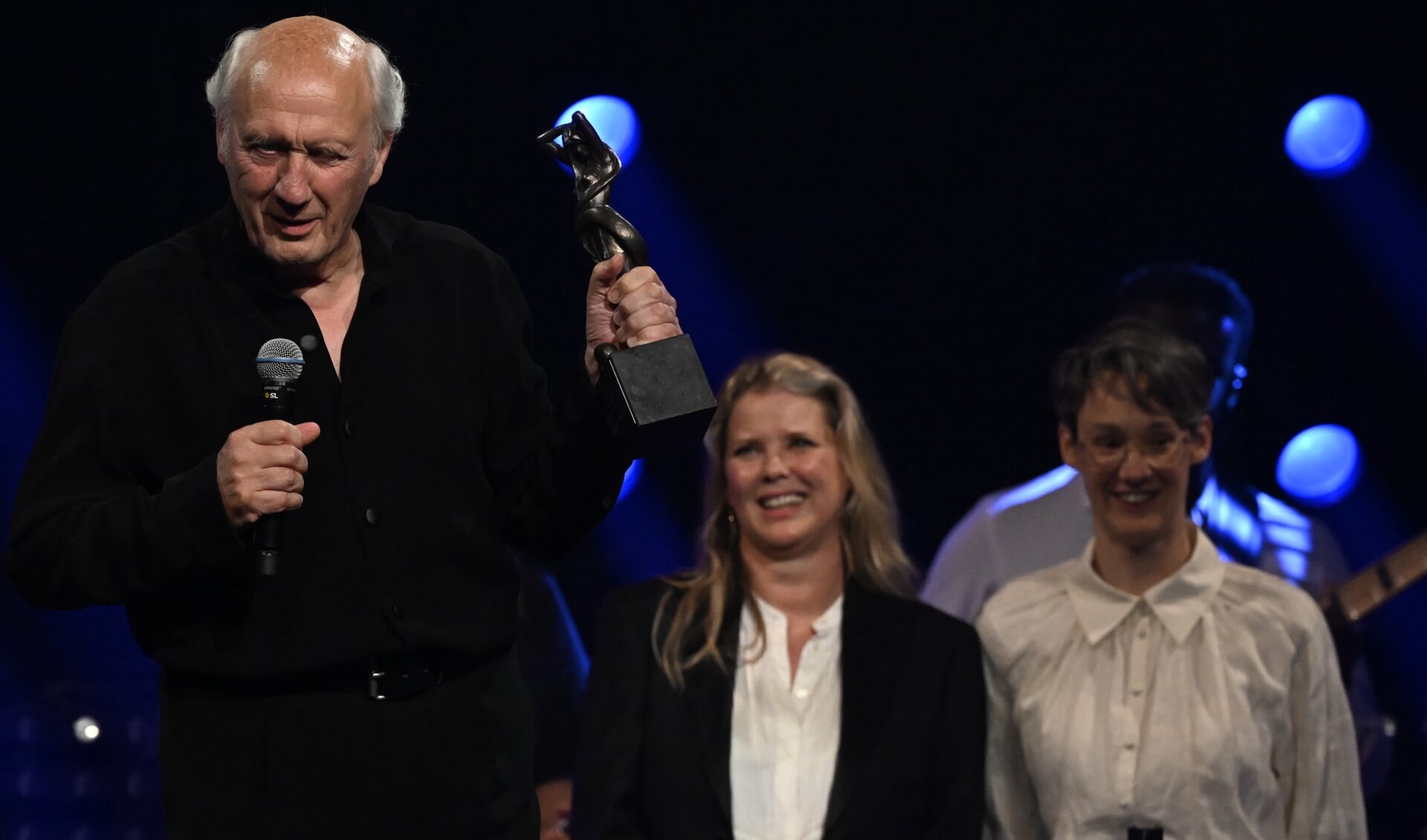 Herman van Veen kreeg de prijs uitgereikt door zijn zingende dochters Babette en Anne.