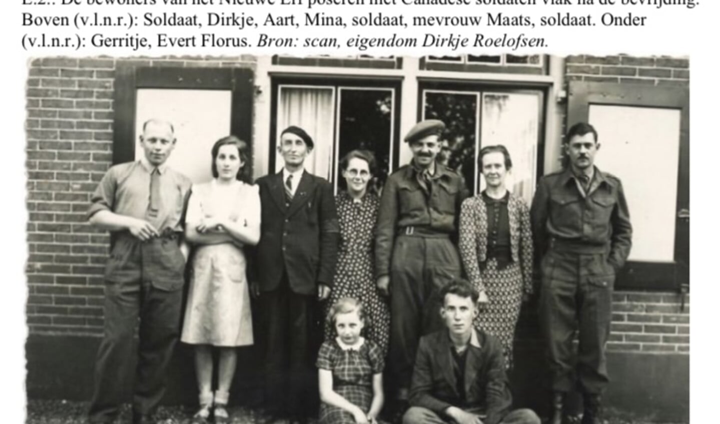 De bewoners van het Nieuwe Erf met Canadese militairen, vlak na de bevrijding. Tweede van links Dirkje Roelofsen, naast haar haar vader Aart en in het midden haar moeder Mina.