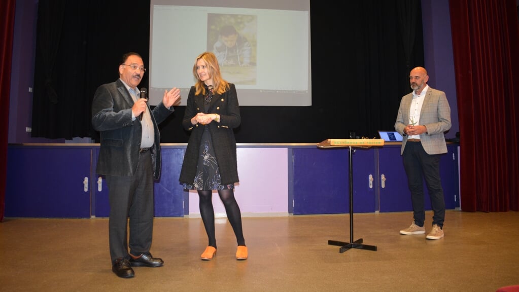 Links Jamal Ajan El Hadid met Edith de Jong en rechts wethouder Beerd Flier.
