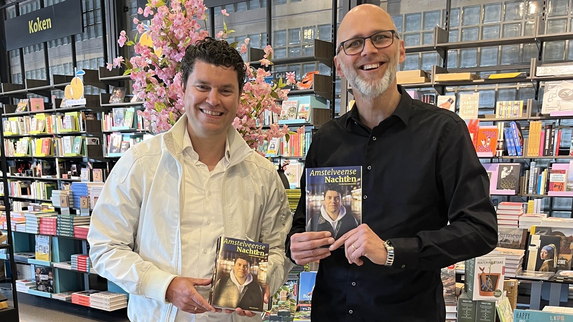 Dichter Hans Breuker en Remco Houtepen van boekhandel Libris Venstra met de nieuwe gedichtenbundel 'Amstelveense Nachten'.