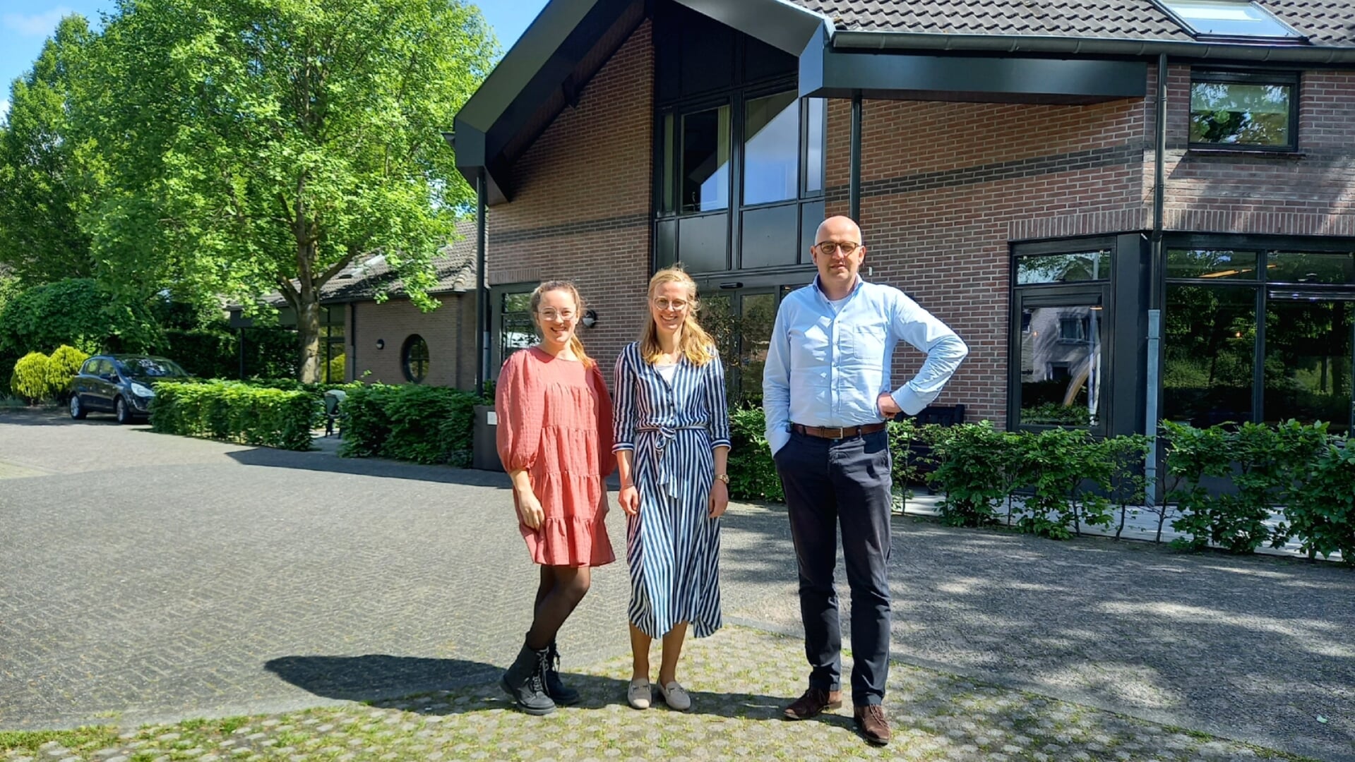 Nicolet van Wageningen, Dianne Blok en Peter Verloop voor het gebouw van Adullam Veldheim aan de Bovenbuurtweg in Ede.