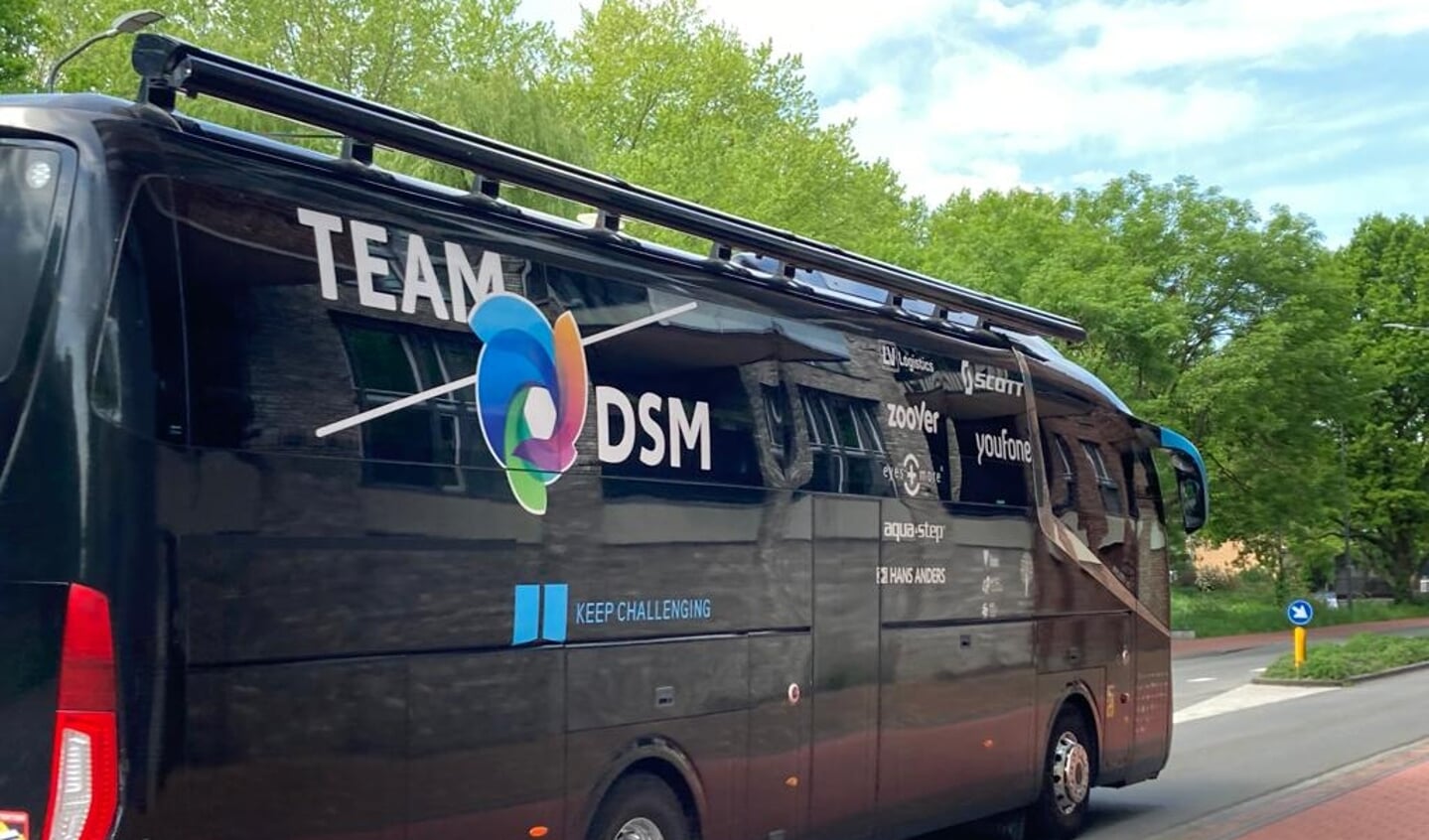 De bus van TeamDSM brengt de wielrensters naar het centrum van Veenendaal voor de start voor de vrouwenwedstrijd.