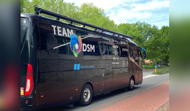 De bus van TeamDSM brengt de wielrensters naar het centrum van Veenendaal voor de start voor de vrouwenwedstrijd.