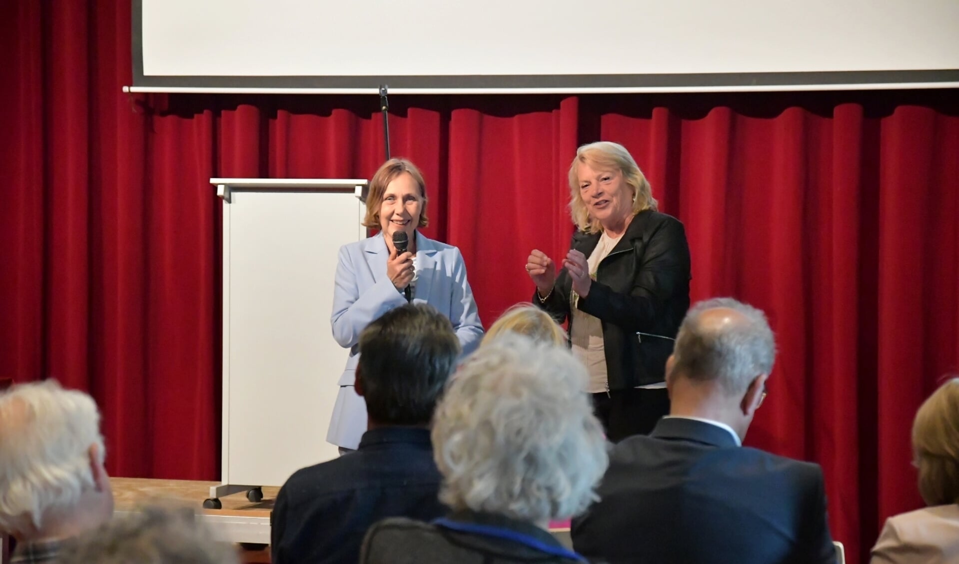 Juryvoorzitter Nelleke Vogel en winnaar Ellen Forbes van 't Vervoertje.