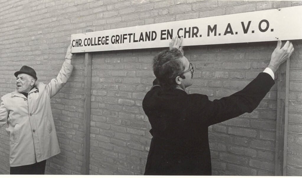 Mavo-directeur J.W. ten Broeke (links) en Griftland-rector J. Mulder onthulden in november 1977 het naambord op het nieuwe gebouw aan de Noorderweg.