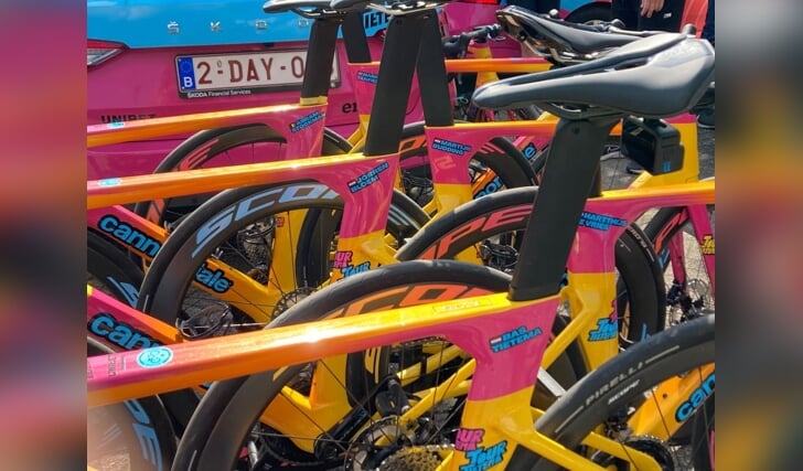 De fietsen van Tour de Tietema staan klaar, onder meer die van Martijn Budding.