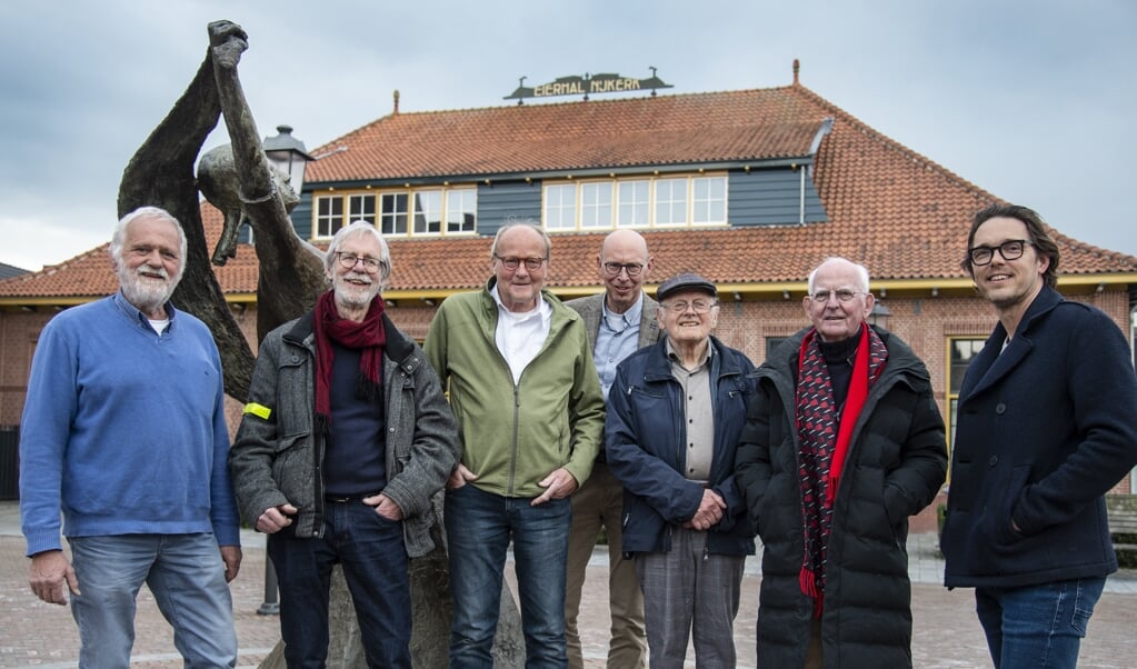 Van links naar rechts: Nico Poorter,  Jan Nobel, Edward vd Kaay, Hans Bakker, Jan van Hell, Jan vd Ham en Alex-Willem Jansen van Stichting Stadsgezicht Nijkerk.