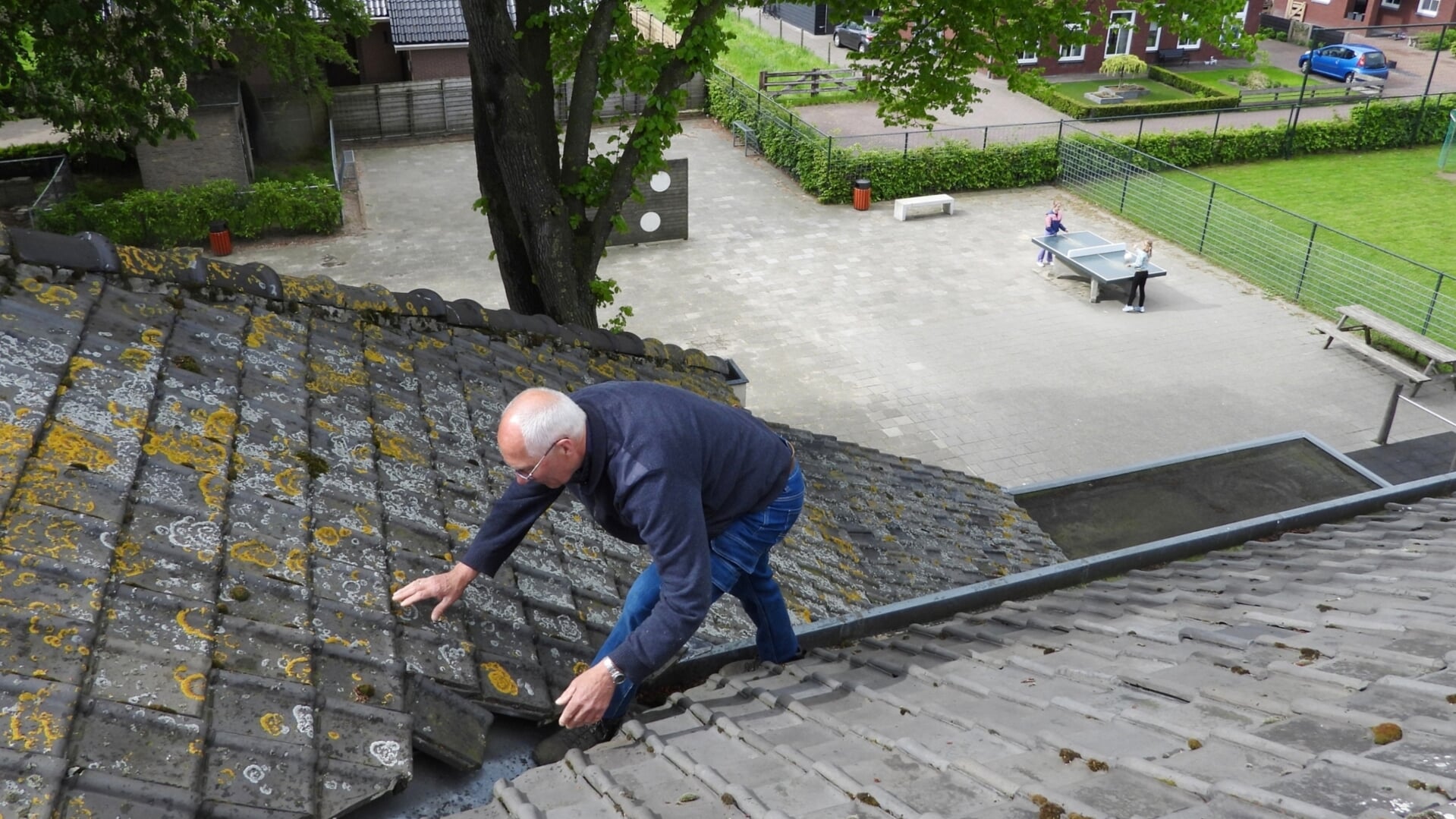 Conciërge Gijs Harthoorn beklimt regelmatig het dak van basisschool Nederwoud aan de Kruisbeekweg.