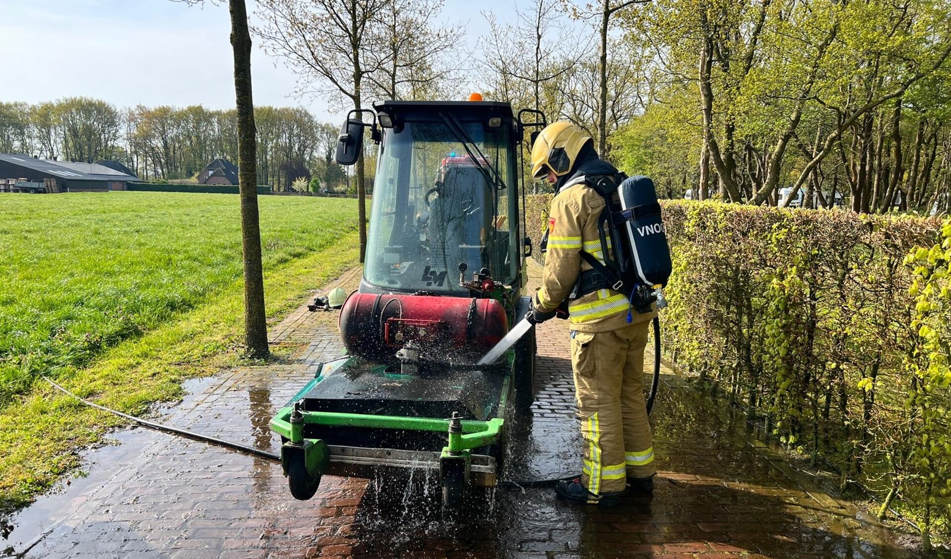 Brandweer Ermelo rukt uit voor brand zitmaaier .