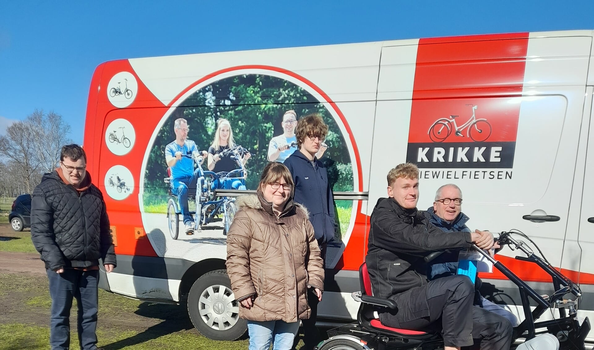 Op de foto: Susan, Gerrald, Bert, Stephen en Gerco bij het in ontvangst nemen van de duo-fiets.