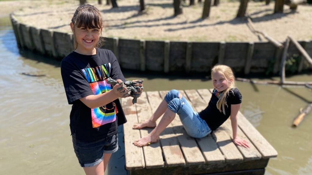 Op het vlot in het water met natuurlijk klei in de handen.