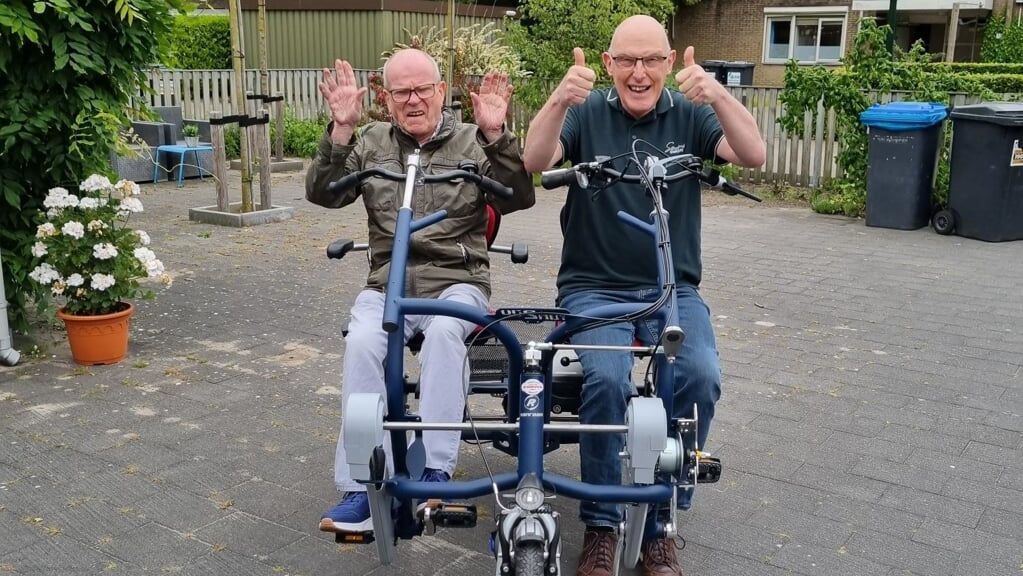 Bewoners Hans (84) en Karel (60) van ‘s Heeren Loo blij met nieuwe duo-fiets.