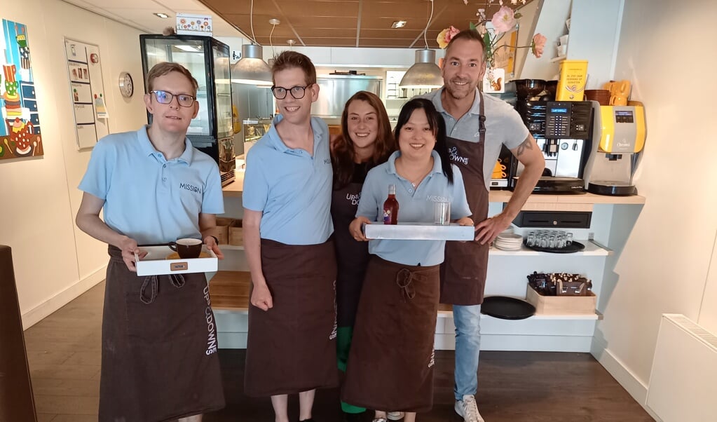 Lennard, Thomas, kok Lisa, Kim en eigenaar Jasper weten dat het eind juli gedaan is met daghoreca 'Ups & Downies' aan de Kerkewijk in Veenendaal.