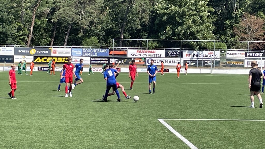 Heerenkamer-voetbaltoernooi-voor-jongeren-azc-Harderwijk-bij-VVOG--samen-voetballen-met-Nederlandse-jeugd