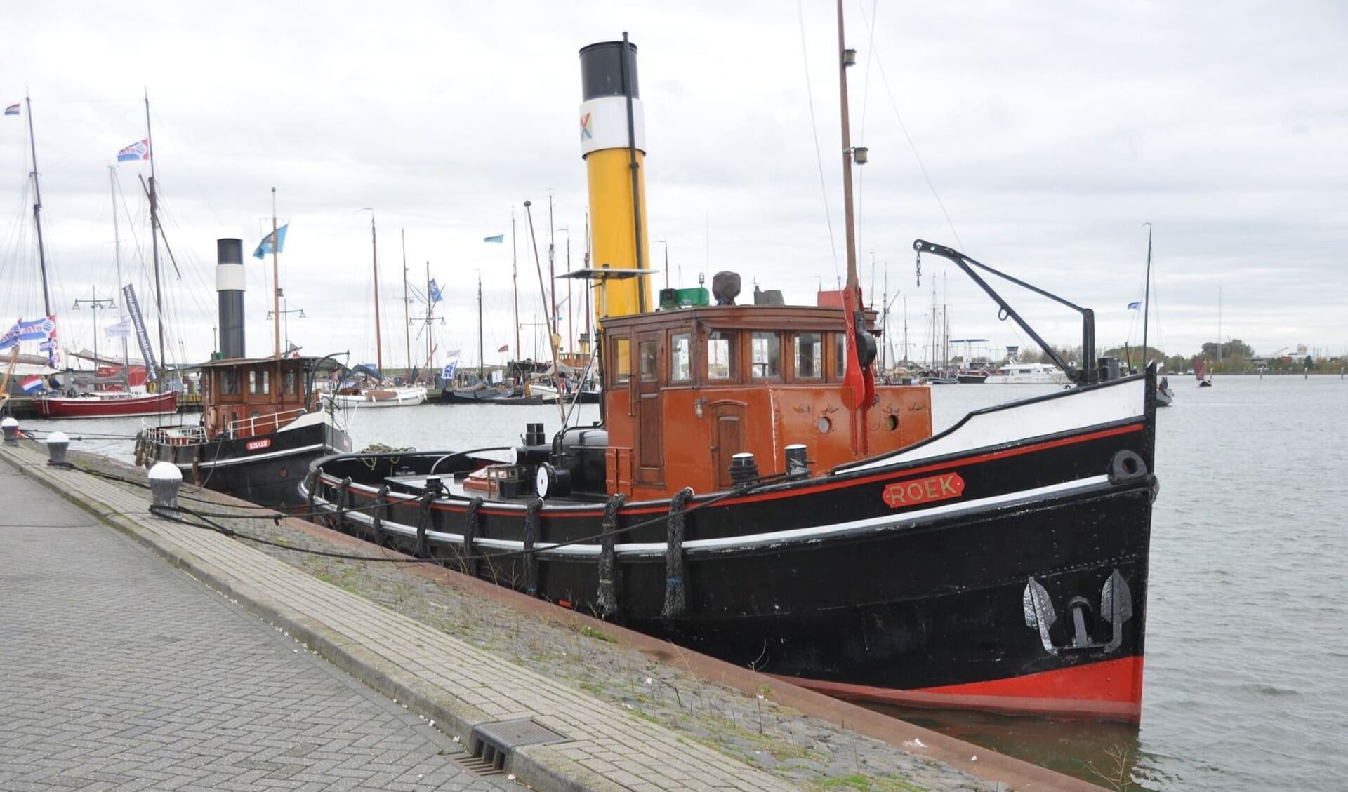 Een varend museum met oude boten in de gloednieuwe haven aan de boulevard op zaterdag 10 juni. 