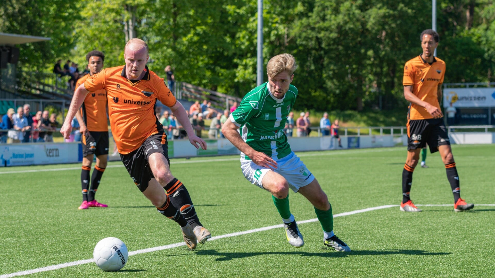 VVOG-middenvelder Daniël van Warven (midden) achtervolgt Damian van den Oever (Smitshoek).