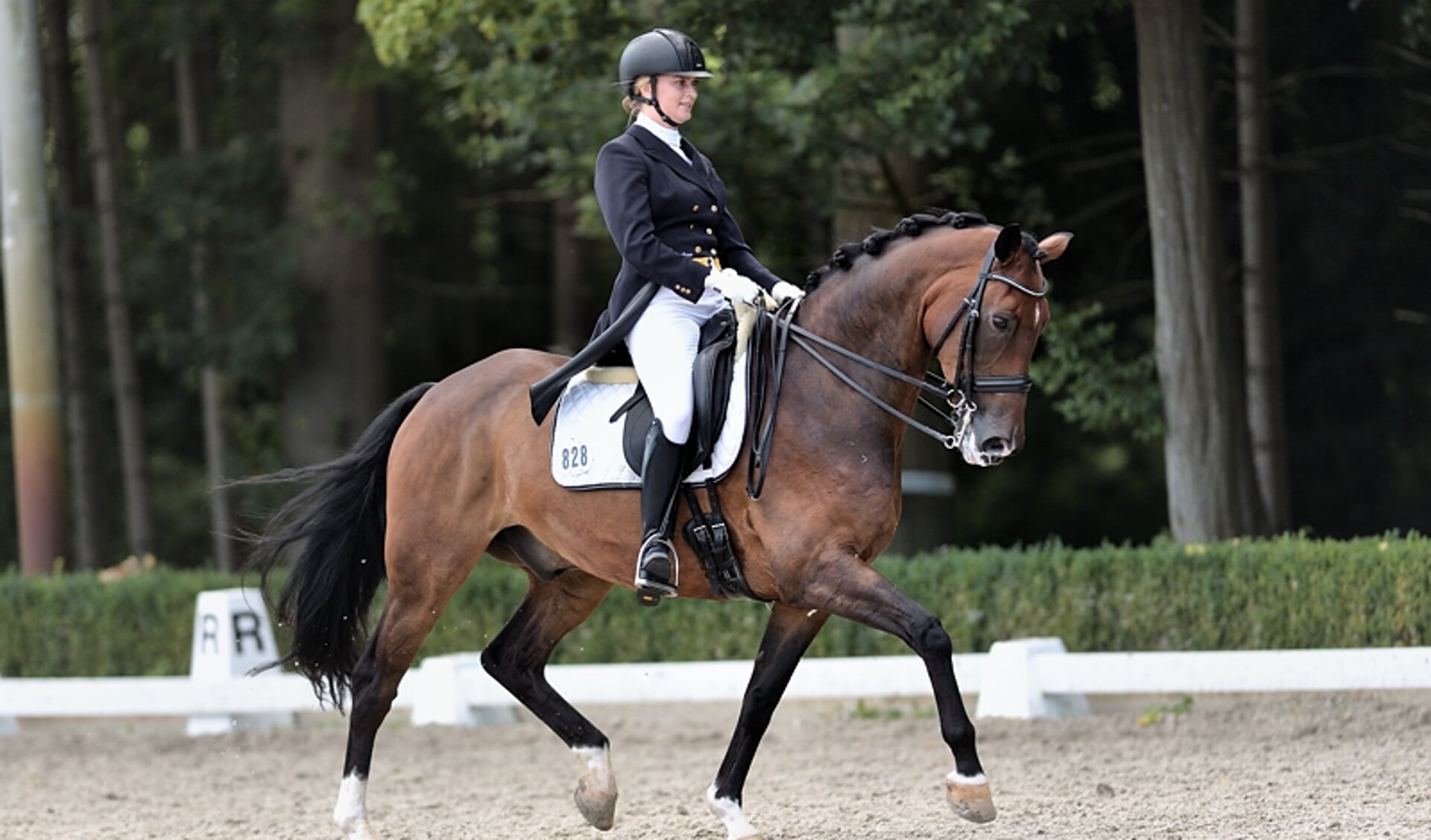 Marijn met paard Bazinni tijdens een dressuurproef in 2017 in Emmeloord (niveau Prix St. Georges).