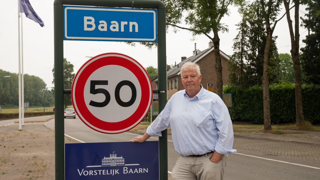 Voor Baarn wethouder Mark Veldhuizen bij de Baarnse Escherrotonde.